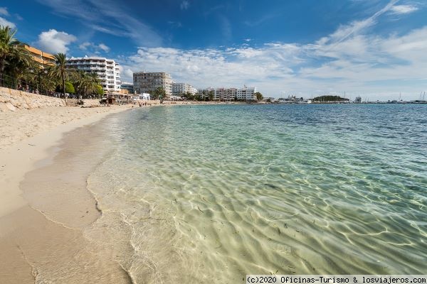 Playa de Santa Eulària des Riu, Ibiza
Su banco submarino será un aliciente para los amantes del snorkel y sus aguas cristalinas, para los aficionados a los deportes acuáticos en general.
