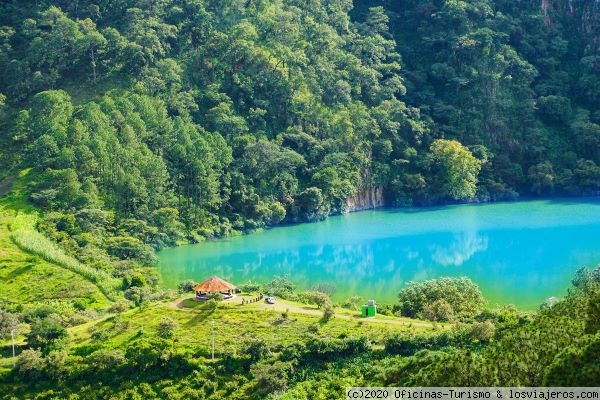 Tacambaro - Michoacán - México
laguna de ‘La Magdalena’ de aguas azules y cristalinas en Tacámbaro.
