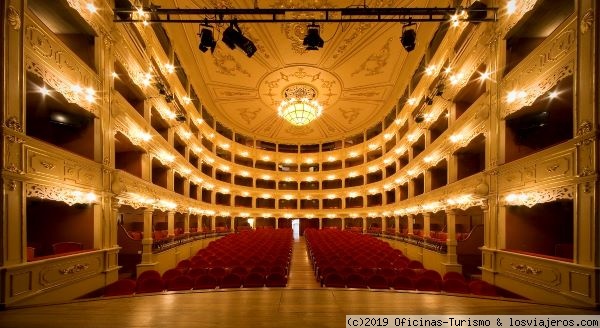 Sala del Teatre Principal de Maó - Menorca
Teatre Principal de Maó, construido hace 190 años según los esquemas y decoración de los espacios escénicos italianos, en forma de herradura, el resultado es la clave para que su acústica sea inmejorable.
