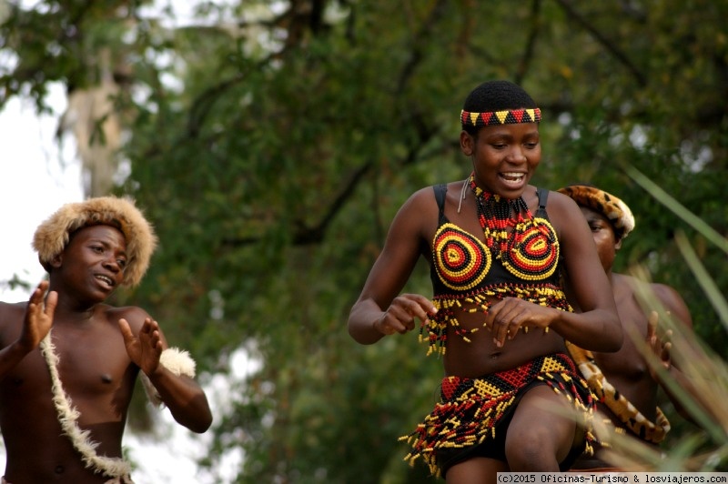 Viajar a  Zimbabwe: Desventajas - Danzas tradicionales - Bailarines de Zimbabwe (Desventajas)