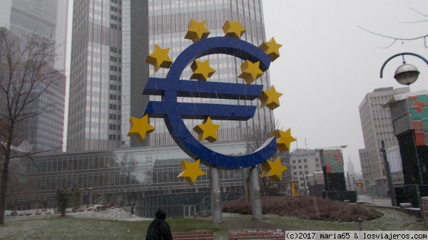 Símbolo del Euro Frankfurt am Main
El famoso símbolo del Euro , en un día desapacible
