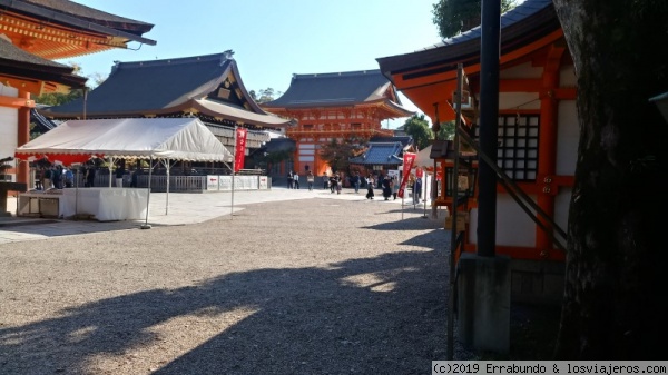 Santuario Yasaka kioto
Puerta de entrada y plaza central del Santuario Yasaka.
