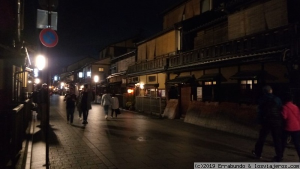 Calle de Gion, Kioto
Paseo nocturno por el barrio de Gion en Kioto
