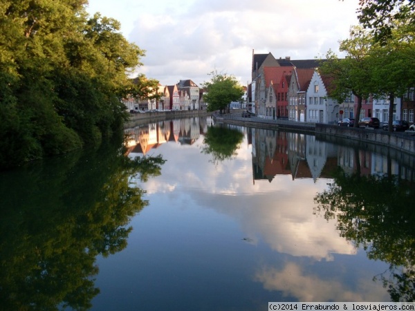 Amanecer el los canales de Brujas
Salí al amanecer en Brujas y me encontre este efecto de luz y reflejos en las aguas.
