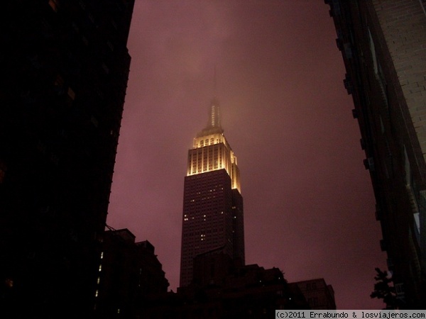 Empire State rozando las nubes
Durante aquella tarde hubo tormenta y al anocher, la cima del edificio atravesaba las nubes bajas iluminandolas.
