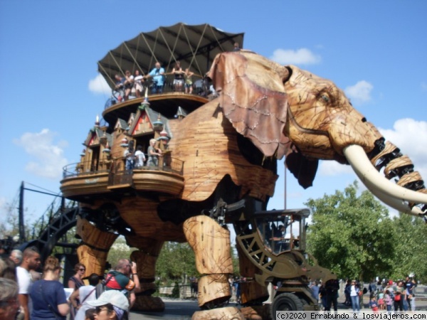 Elefante mecánico
En Nantes tienen La isla de las máquinas, y además de tener unos espectaculares carruseles, tienen este elefante mecánico. Avanza por la zona con pasajeros a bordo y ocasionalmente lanza grandes chorros de agua por su trompa.
