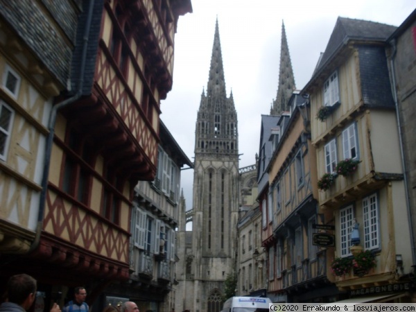 Catedral de Quimper
Vista de las imponentes torres de la Catedral de Quimper desde sus calles de edificios medievales
