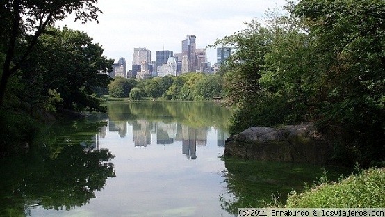 Panorama desde Central Park
Panorama de los edificios de la calle 59 en Nueva york, tomados desde la orilla del lago en la zona  The Ramble.
