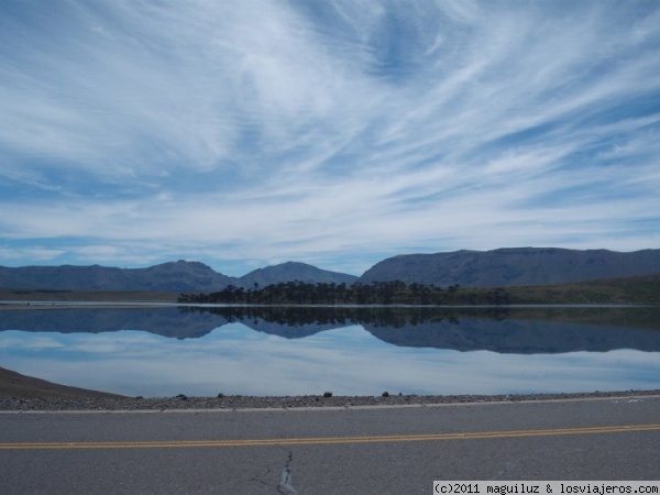 LAGO CAVIAHUE
PARECE UNA POSTAL NO??  ES LA VISTA QUE TENIAS DESDE CUALQUIER LUGAR DE LA RUTA. ARROJAS LA CAMARA AL CIELO Y TE APARECE ESTA MARAVILLOSO ESPEJO SIN PALABRAS... LO MEJOR ESTAR AHI
