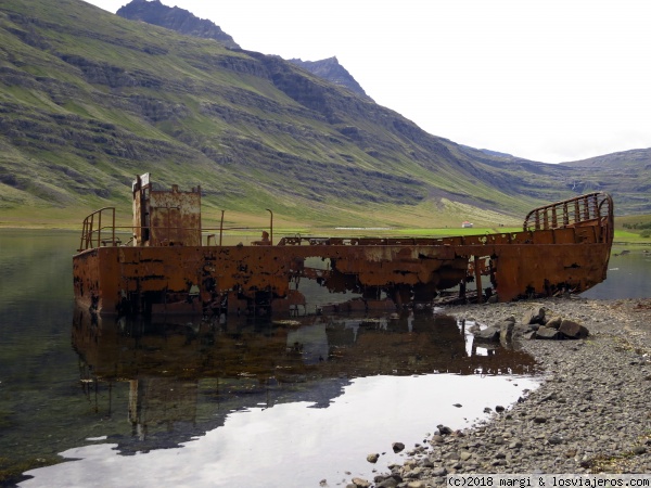 Barco varado en Mjóifjörður
Barco pesquero varado en Mjóifjörður

