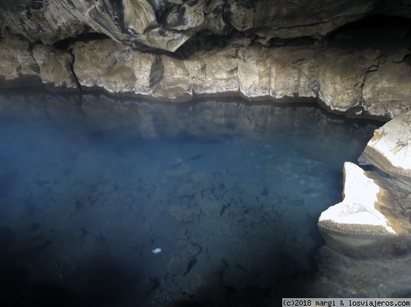 Grjótagjá
Otra de las manifestaciones geotérmicas de la zona, una piscina de agua muy caliente en el interior de una cueva
