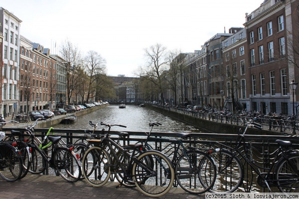 Amsterdam bicicletas por doquier
En uno de los puentes sobre uno de los canales principales de Amsterdam muchas bicicletas aparcadas en el que reflejan perfectamente el medio de transporte mas utilizado en esta gran ciudad..
