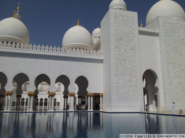 Gran Mezquita de Abu Dhabi
La llaman el Taj Mahal del mundo islámico, y con razón. De construcción reciente, costó 600 millones de Euros y no se reparó en gastos. Su nombre oficial es Gran Mezquita Sheikh Zayed.
