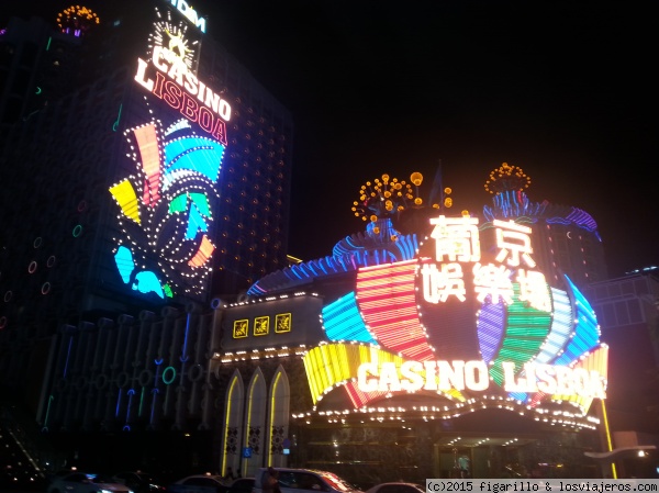 Casino Lisboa, en Macao.
Luces y más luces de neón anuncian la presencia del casino más emblemático de Macao, y quizás del mundo. El casino Lisboa, en Macao, China.
