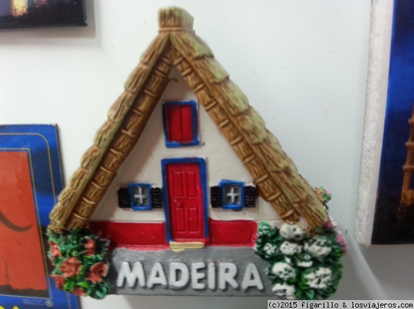 Imán de Nevera de casa típica de Madeira
Viendo una foto que se colgó recientemente recordé que tengo este bonito imán de la casa tradicional madeirense. Espero que os guste.
