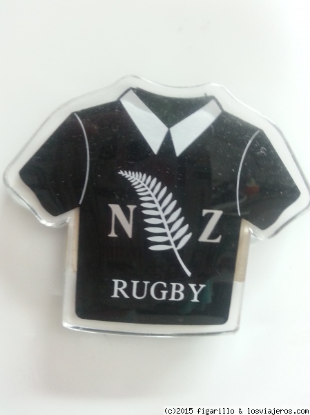 Imán de nevera de la camiseta de los All Black.
Para los amantes del rugby esta camiseta es icónica. Es la camiseta del equipo nacional de Nueva Zelanda. Lo que no pude hacer es ir a ver un partido.
¡Me habría encantado!
