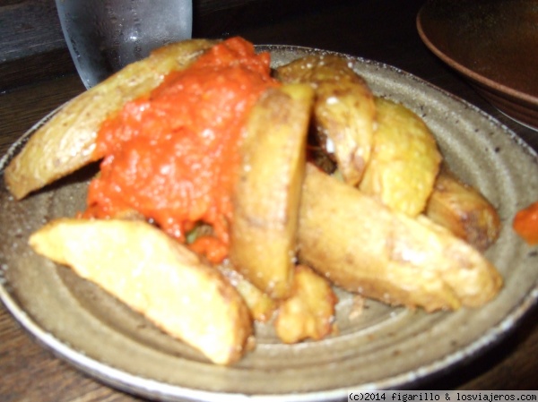 Patatas bravas en Auckland.
En Auckland vimos un restaurante español y nos hizo ilusión entrar. Os dejo la foto de estas bravas que no estaban nada mal. Este restaurante salió (años después) en españoles por el mundo. Eso sí, es caro caro. Ah! Se llama Bellota.
