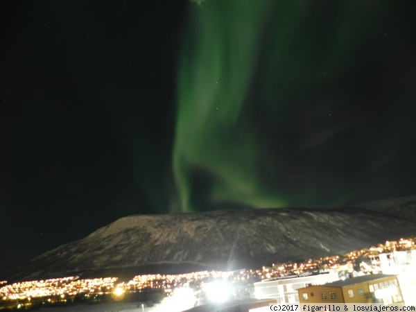 Aurora Boreal sobre Tromso (Ártico Noruego)
Ver la aurora boreal suele estar en la lista de cosas pendientes de todo viajero...y no viajero. Estas navidades tuvimos la oportunidad de tacharlo de la lista en nuestro viaje al Ártico Noruego. Espero que os guste.
