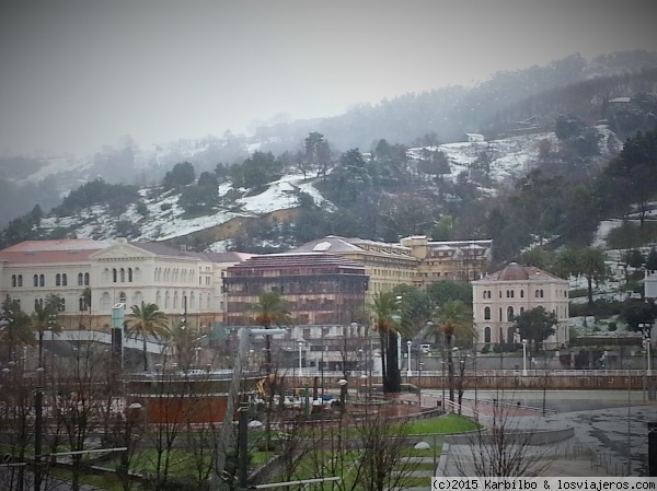 Bilbao, nevando!!!!!!!!!
No es habitual, pero, a veces pasa. Hoy ha nevado en Bilbao, y las típicas estampas, aún siendo las mismas, cambian!!!
