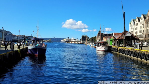 Bergen (Noruega)
Envidiable día el que tuvimos allí, sitio del que dicen que llueve más de 300 días al año, así que nos tocó un día espectacular!. Bergen también es conocida como la ciudad de la lluvia o la Seatle europea.
