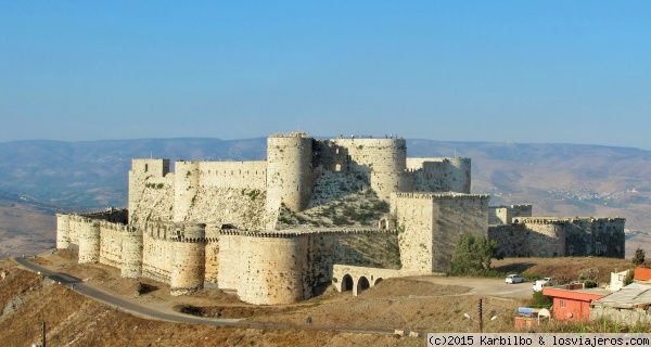 Castillo Crack de los Caballeros (Siria)
El castillo Crack los Caballeros, siglo XI, que durante las cruzadas sobrevivió a siglos de batallas y desastres naturales y que en 2006, fue declarado Patrimonio Mundial junto al castillo de Qal`at Salah El-Din. Hoy en día por su abominable guerra los muros han sufrido fuertes daños. ¿Hasta cuándo?
