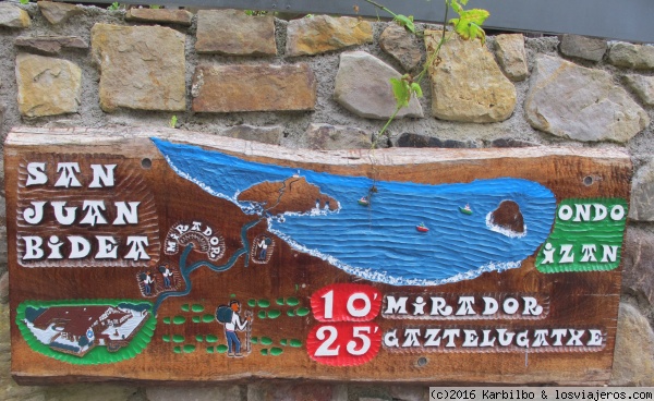 Cartel de San Juan de Gaztelugatxe (Bizkaia)
Al lado del restaurante Eneperi, tenemos unas indicaciones sobre la distancia y tiempo para llegar hasta San Juan de Gaztelugatxe. Está tallado en madera, es muy colorista y muy práctico!
