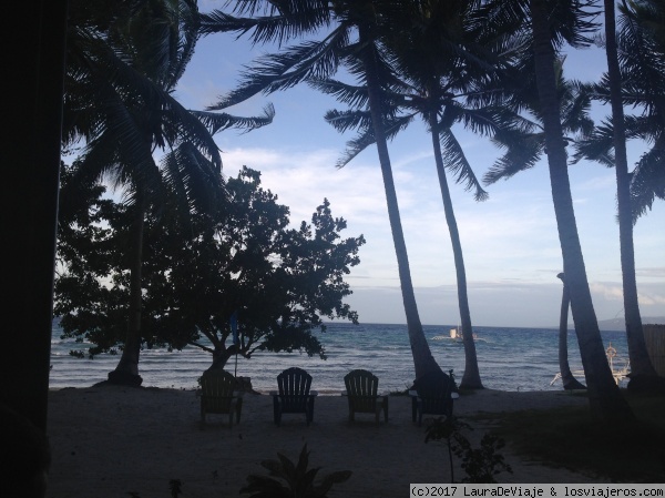 Panglao
Panglao es un trocito de tierra increíble. Despedimos el 2016 llenas de vida y gracia. Zona full de gente: White beach. Zona bella con encanto y apartada de todo mal; Momo Beach. Esta foto, tomada desde la misma playa de momo...
