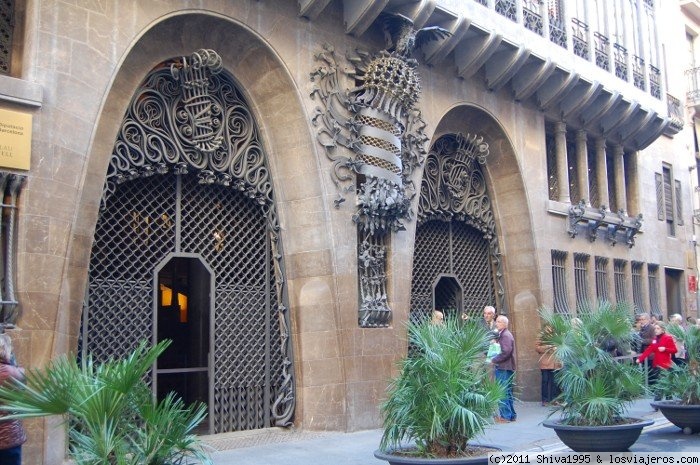 VISITANDO EL PALACIO GÜELL - BARCELONA