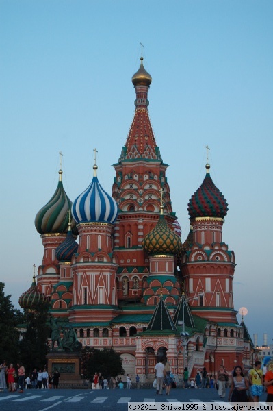 Catedral de San Basilio - Moscu
Símbolo de la capital rusa, se compone de nueve iglesias unidas entre sí. Mandada construir por Ivan IV el Terrible en 1552.
