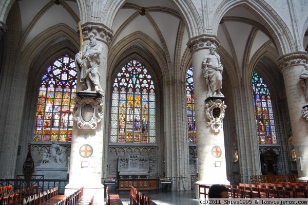 Catedral de Saint Michel de Bruselas
Detalle del interior de la Catedral de Saint Michel de Bruselas. Edificio gótico de influencia francesa, en los pilares hay estatuas de apóstoles.
