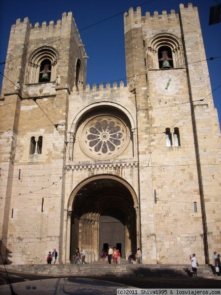 Catedral de Lisboa
Iniciada en el siglo XII en estilo románico, ha sufrido diversas reconstrucciones a causa de los daños ocasionados por diferentes terremotos.
