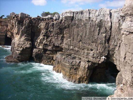 Boca do Inferno en Cascais
La fuerza del agua va horadando las rocas.
