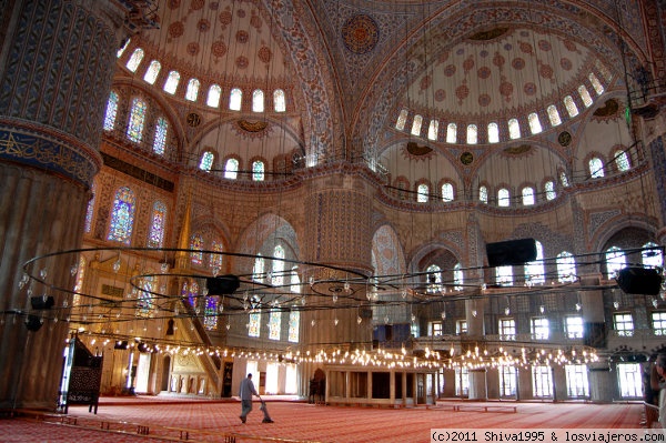 Interior de Sultan Ahmet en Estambul
El interior de la mezquita está recubierto por más de 20.000 azulejos de diferentes colores.
