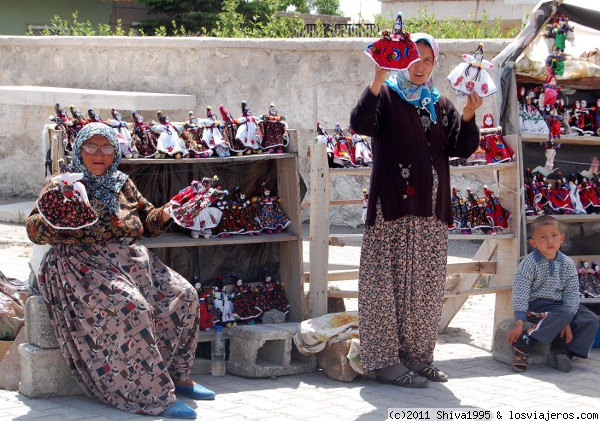 Vendiendo muñecas en Capadocia
Vendedoras vestidas a la campesina.
