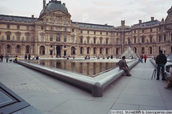 Museo del Louvre de París
Entrada al museo por el patio de Napoleón, donde se hallan las pirámides de Ieoh Ming Pei.
