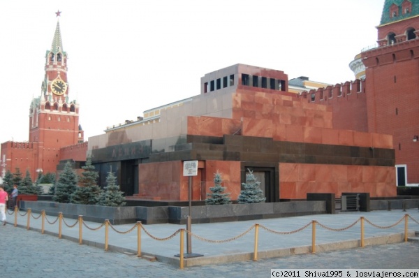 Mausoleo de Lenin - Moscu
Hecho en granito rojo de Ucrania, contiene los restos mortales de Lenin, conservados mediante un proceso de momificación.
