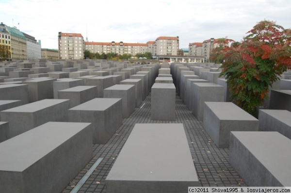Memorial del holocausto judío en Berlín
Bloques de cemento en un espacio de 19.000 metros cuadrados en memoria de los judíos asesinados por los nazis.
