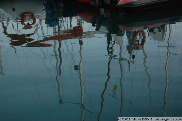 Reflejos marineros en Arenys de Mar (Barcelona)
Mástiles reflejados en el agua.
