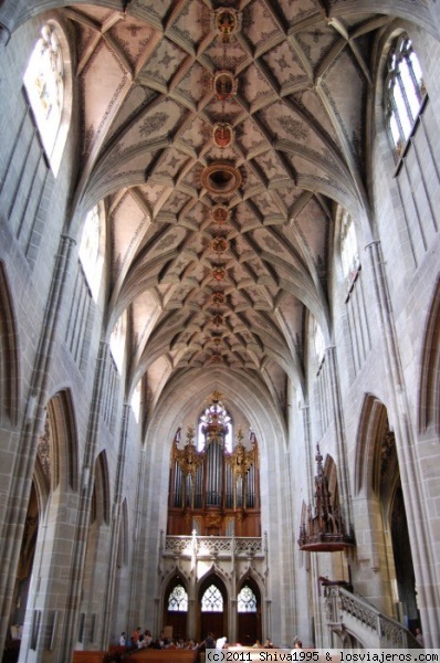 Interior de la catedral de Berna
La nave central apenas posee elementos decorativos.
