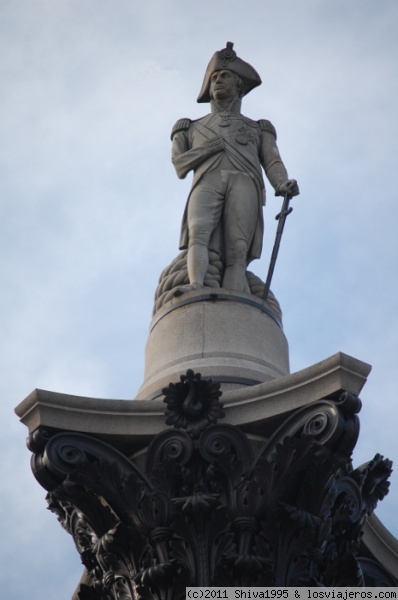 Estatua de Nelson en Trafalgar Square de Londres
La columna domina la famosa plaza londinense.
