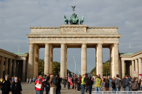 Puerta de Brandenburgo de Berlín
La famosísima puerta, siempre repleta de gente, inspirada en el Partenón de Atenas.
