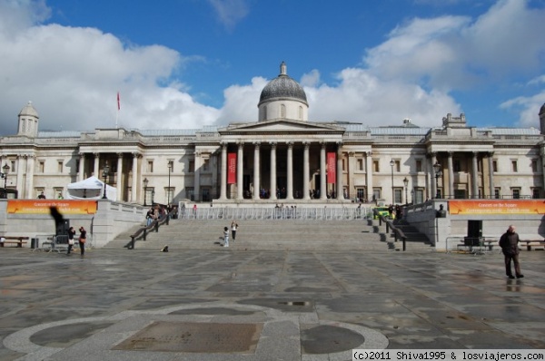 Trafalgar Square de Londres
La plaza y al fondo la entrada a la National Gallery.
