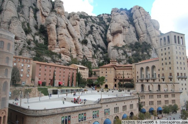 Monasterio de Montserrat (Barcelona)
La montaña de Montserrat alberga un monasterio benedictino.
