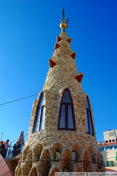 Aguja del Palacio Güell - Barcelona
En la azotea del palacio sobresale la aguja cónica de 16 metros. Tiene diferentes aberturas y está revestida de piedra arenisca vidriada.
