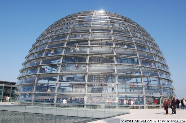 Cúpula del Parlamento de Berlín
La cúpula elíptica se recorre por una rampa interior con unas vistas excelentes de la ciudad. Diseñada también por Norman Foster.
