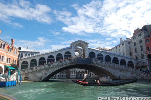 Ponte di Rialto de Venecia
Construido en el siglo XVI, es el puente más famoso de Venecia, lleno de gente a todas horas.
