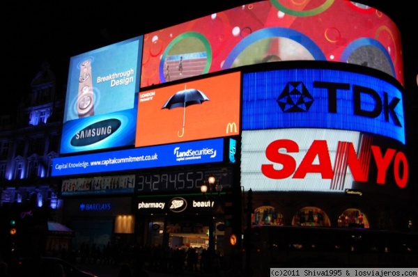 Noche en Piccadilly Circus de Londres
Los anuncios de neón son lo más característico de esta plaza.
