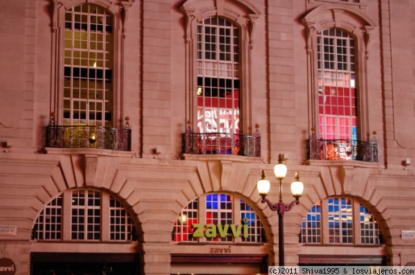 Reflejos en Piccadilly Circus de Londres
Las luces de neón se reflejan en todos los edificios de la plaza.
