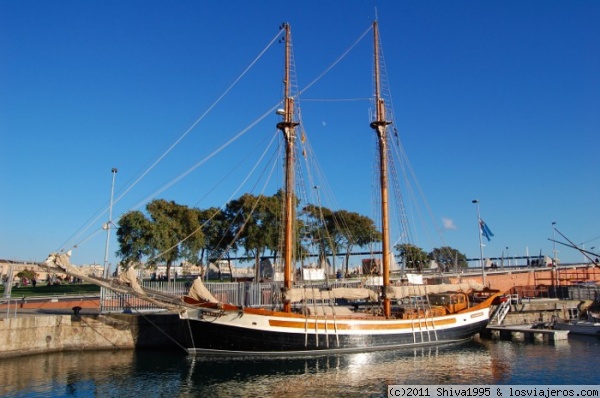 Velero - Barcelona
Barco de vela amarrado en el puerto de Barcelona.
