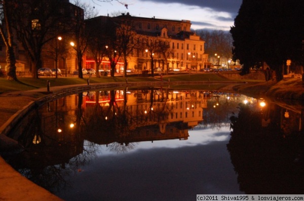 Canal du Midi en Languédoc
Vista nocturna del Canal du Midi a su paso por Carcassonne
